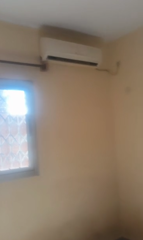 Chambre salon disponible à la zone non loin de la SITAB