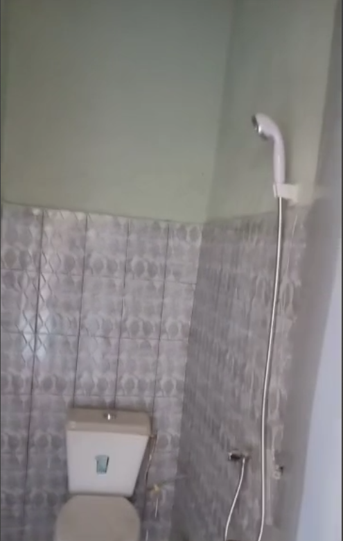 Magasin de 50.000f avec douche x2