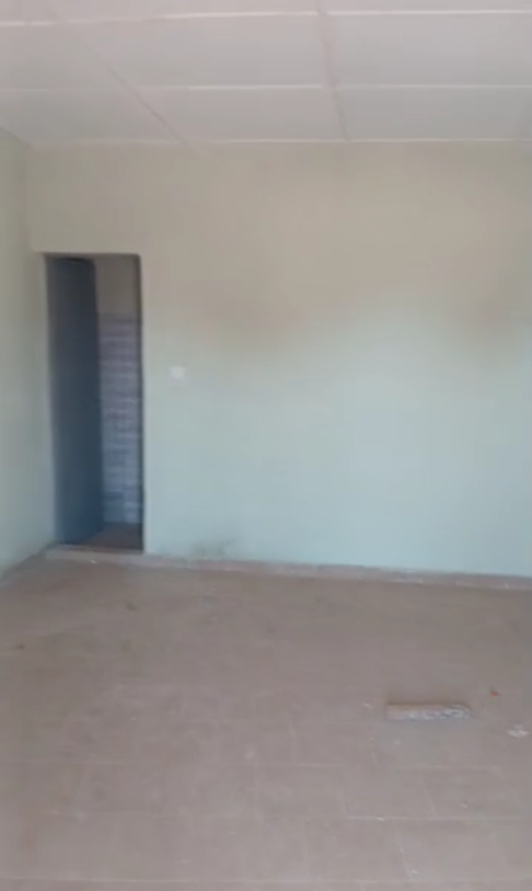 Magasin de 40.000f avec douche 